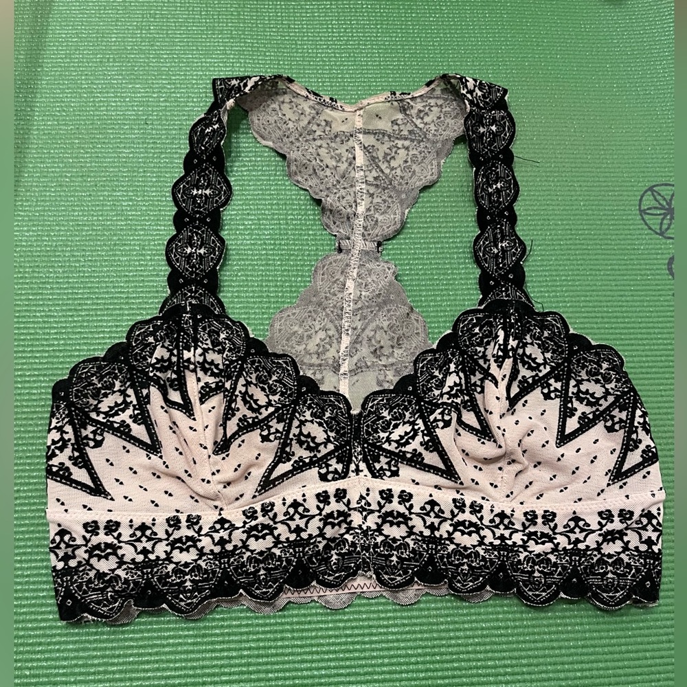 Cropped bra top with lace detail